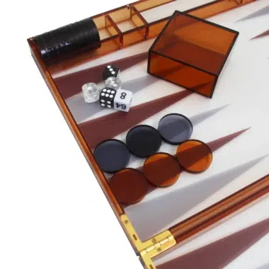 Alternative view of Gamão moderno em acrílico laranja com peças de damas, copos de dados e conjunto de dados