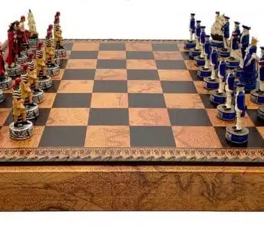 Jogo de xadrez pirata visto de frente com tabuleiro em pele sintética e caixa fechada