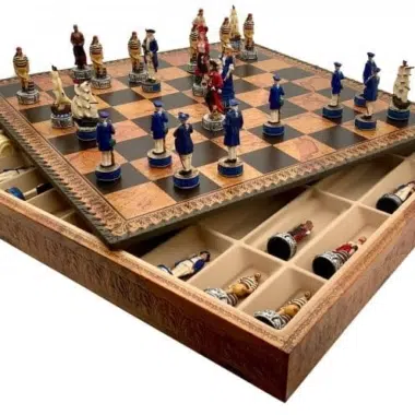 Jogo de xadrez pirata sobre tabuleiro em pele sintética com caixa de arrumação aberta