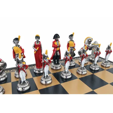 Peças de xadrez Napoleão pintadas à mão alinhadas no tabuleiro