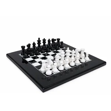 Jogo de xadrez bicolor preto e branco, peças na posição inicial sobre tabuleiro lacado