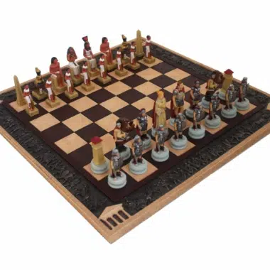 Jogo de Xadrez em Resina Romanos vs Egípcios e Tabuleiro Ornamentado em Resina