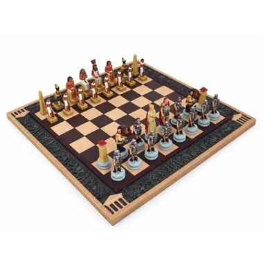 Jogo de xadrez em resina Romano vs Egípcio sobre tabuleiro ornamentado