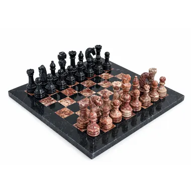 Jogo de xadrez em mármore rosa e preto, vista geral sobre o tabuleiro