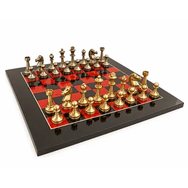 Jogo de xadrez completo com peças de latão douradas e prateadas em tabuleiro vermelho e preto