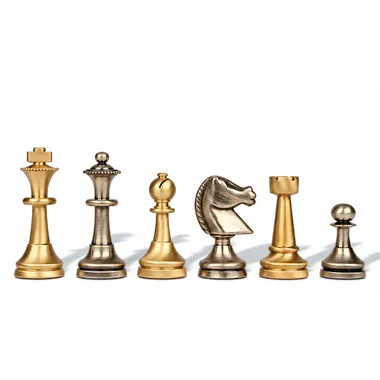 Pormenor das peças douradas de latão: dama, bispo, cavalo e torre