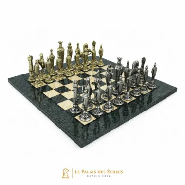 Jogo de xadrez completo com peças medievais italianas sobre tabuleiro de madeira cinzenta