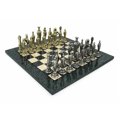 Jogo de xadrez completo com peças medievais italianas sobre tabuleiro de madeira cinzenta