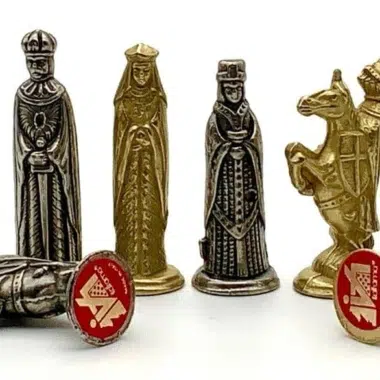 Alternative view of Figuras Medievais em Metal e Tabuleiro de Xadrez em Pele Sintética com Arrumação