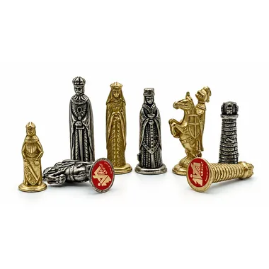 Pormenor das peças medievais em metal dourado e prateado com bases decoradas