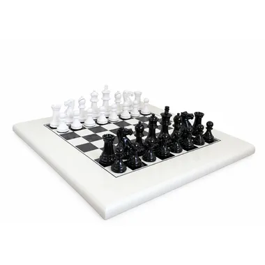 Jogo de xadrez Staunton preto e branco colocado num tabuleiro branco
