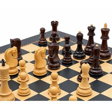 Peças de xadrez 'Le Jeu de la Dame' em pormenor, cavalos e dama bem visíveis