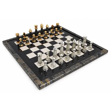 Jogo de xadrez completo Staunton Moderno XL com peças douradas e prateadas sobre tabuleiro de ácer