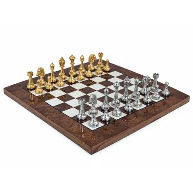 Jogo de xadrez completo banhado a ouro e prata sobre tabuleiro de olmo e urze