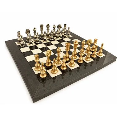 Jogo de xadrez completo em latão dourado e prateado sobre tabuleiro cinzento