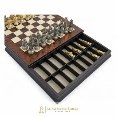 Tabuleiro de xadrez em madeira de nogueira e ácer com gaveta de arrumação aberta para as peças