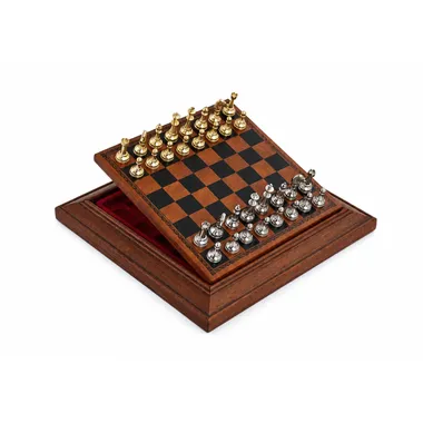 Jogo de xadrez completo com peças douradas e prateadas sobre tabuleiro de madeira aberto