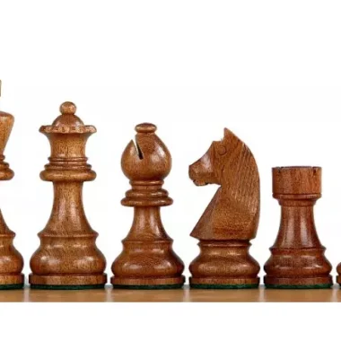 Détail des pièces foncées en acacia du jeu d'échecs, texture du bois visible