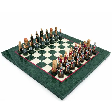 Jogo de xadrez Romanos vs Gladiadores disposto num tabuleiro verde e creme