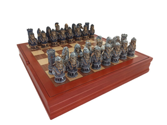 Conjunto Jogo de Xadrez Busto Esqueleto em Resina e Tabuleiro em Madeira de Nogueira e Ácer com Arrumação