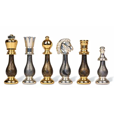 Peças de xadrez em latão dourado e prateado, detalhe rei, torre, cavalo