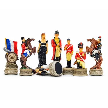 Peças de xadrez Batalha de Waterloo com soldados, cavaleiros e dama vestida