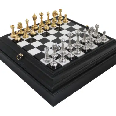 Jogo de Xadrez Completo em Metal Dourado e Prateado com Tabuleiro Preto e Branco em Madeira Lacada e Tampo em Mármore