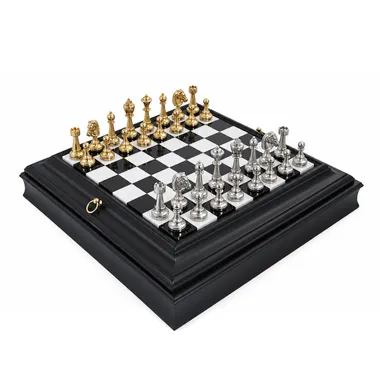 Jogo de xadrez completo com peças douradas e prateadas em tabuleiro preto e branco, caixa marmoreada