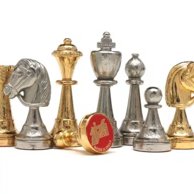 Alternative view of Jogo de Xadrez Completo em Metal Dourado e Prateado com Tabuleiro Preto e Branco em Madeira Lacada e Tampo em Mármore