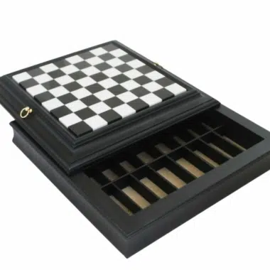 Jogo de Xadrez Completo em Metal Dourado e Prateado com Tabuleiro Preto e Branco em Madeira Lacada e Tampo em Mármore - Image 8