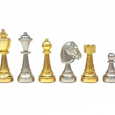 Jogo de Xadrez Completo em Metal Dourado e Prateado com Tabuleiro Preto e Branco em Madeira Lacada e Tampo em Mármore - Image 4
