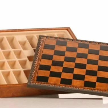 Jogo de Xadrez Completo com Tema da Guerra de Tróia - Peças Pintadas à Mão e Tabuleiro em Couro Sintético 48x48cm - Image 11