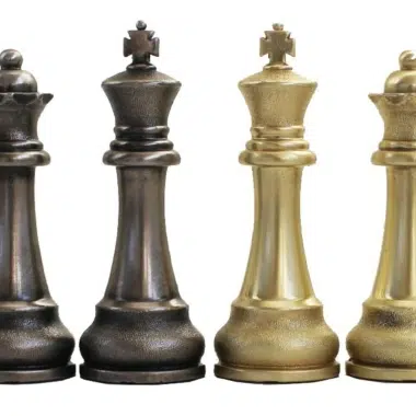 Les quatre rois et dames en métal doré et argenté présentés côte à côte