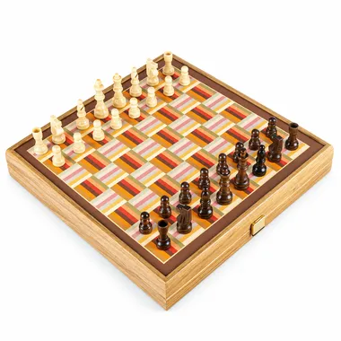 Tabuleiro de xadrez com padrão colorido aberto e peças brancas e castanhas em jogo
