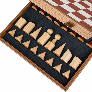 Conjunto de Jogo de Xadrez Estilo Bauhaus em Madeira e Tabuleiro de Jogo em Napa - Terracota & Branco - 40 x 40 cm