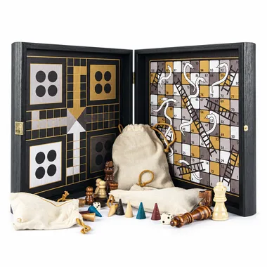 Caixa multijogos aberta com tabuleiro, ludo, cobras e escadas e peças