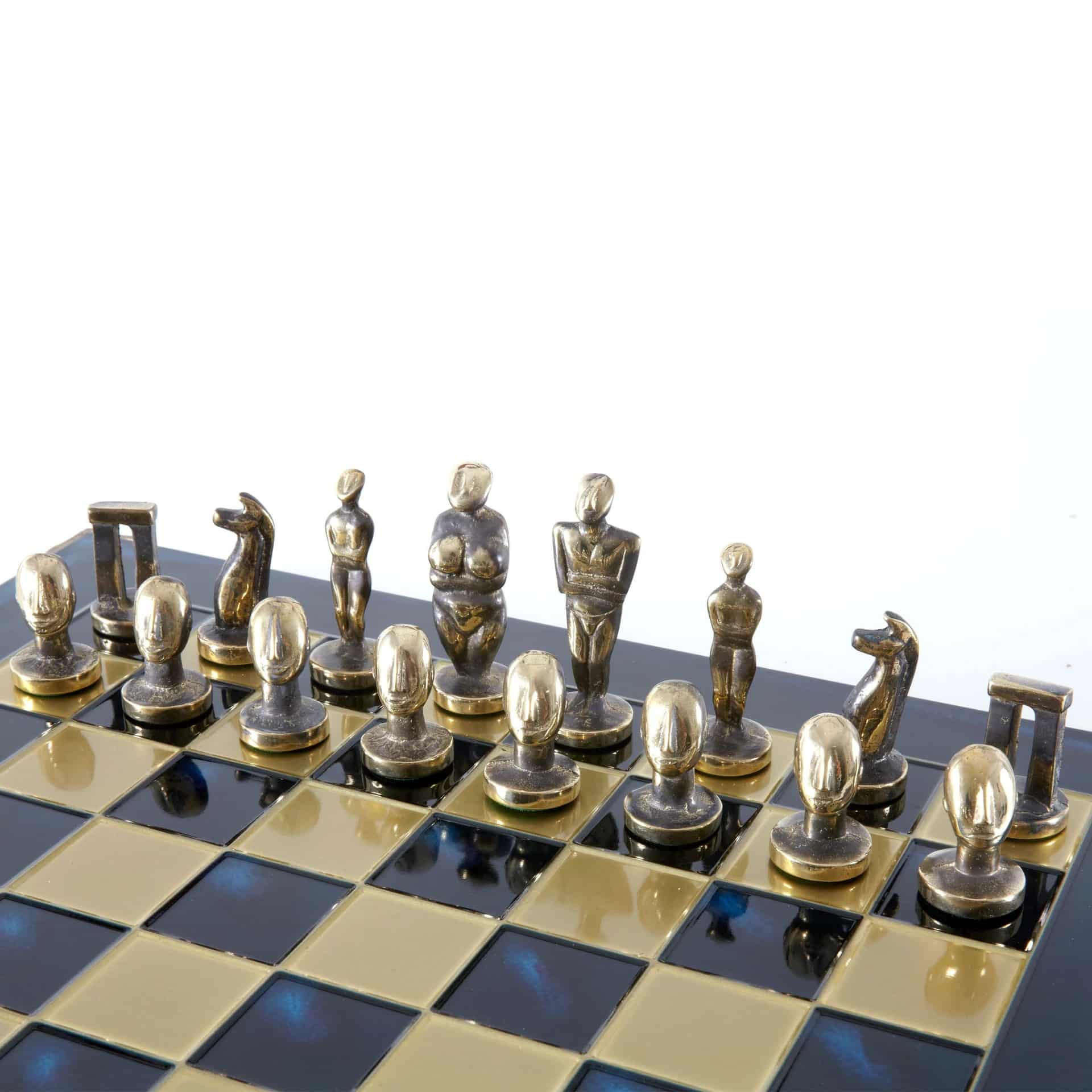 Jogo de Xadrez de Arte Cicládica em Latão Maciço - Peças Azuis e Castanhas - Image 3