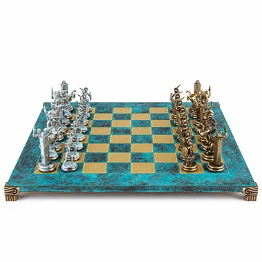 Jogo de xadrez mitologia grega, peças azuis e bronze frente a frente em tabuleiro turquesa