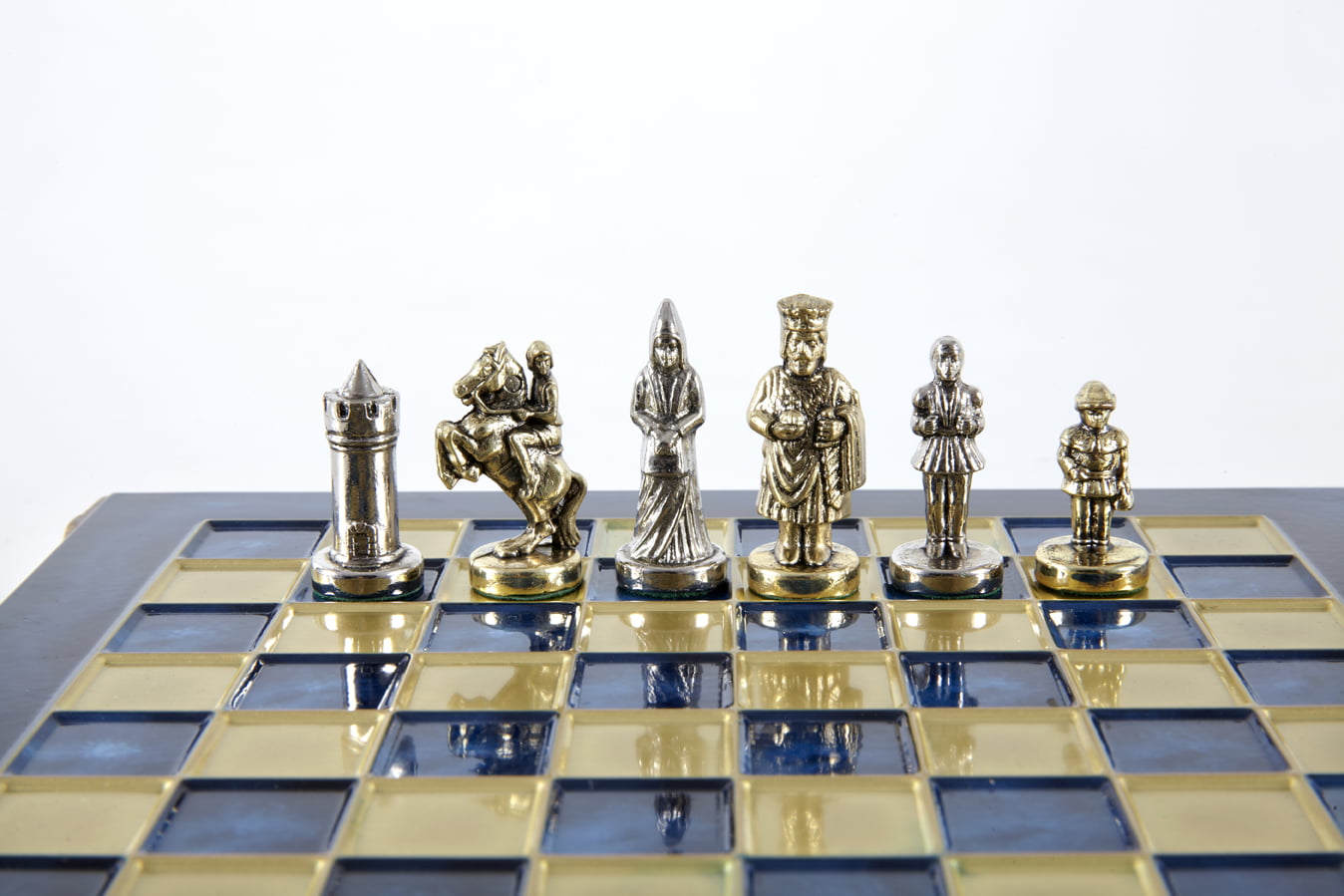 Pequeno Jogo de Xadrez Bizantino com Peças em Metal Dourado e Prateado, Tabuleiro em Metal e Caixa de Arrumação - Image 38