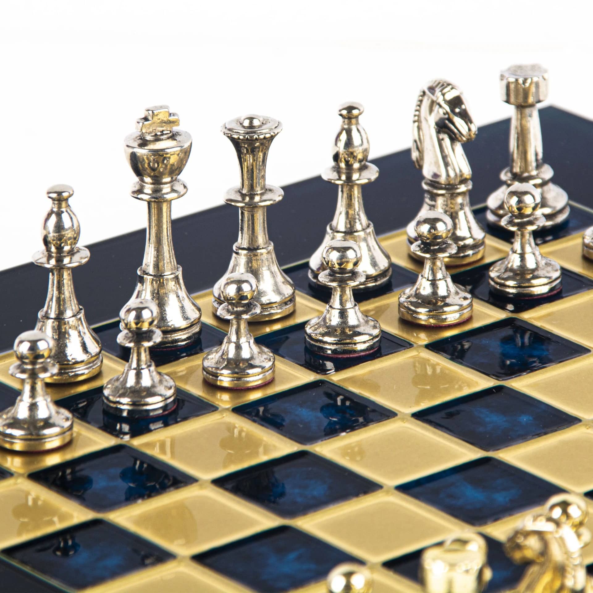 Pequeno Jogo de Xadrez Staunton em Metal Prateado e Dourado com Tabuleiro sobre Pé em Metal e Caixa de Arrumação - Image 19