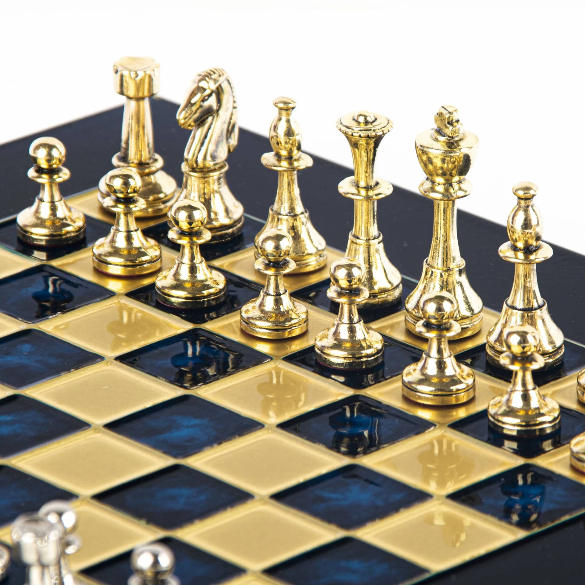 Pequeno Jogo de Xadrez Staunton em Metal Prateado e Dourado com Tabuleiro sobre Pé em Metal e Caixa de Arrumação - Image 20