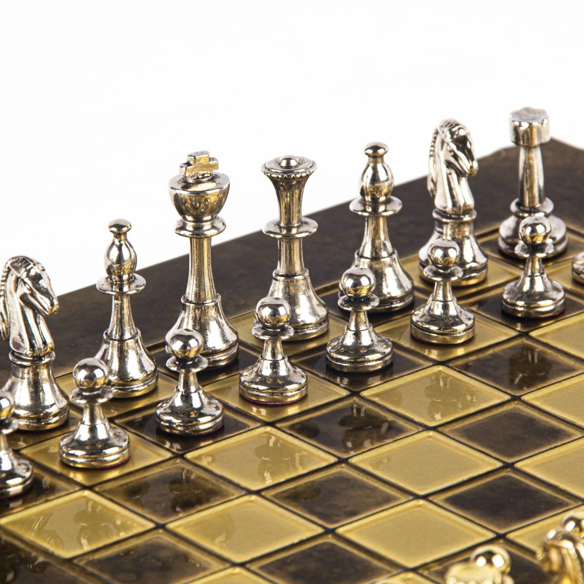 Pequeno Jogo de Xadrez Staunton em Metal Prateado e Dourado com Tabuleiro sobre Pé em Metal e Caixa de Arrumação - Image 3