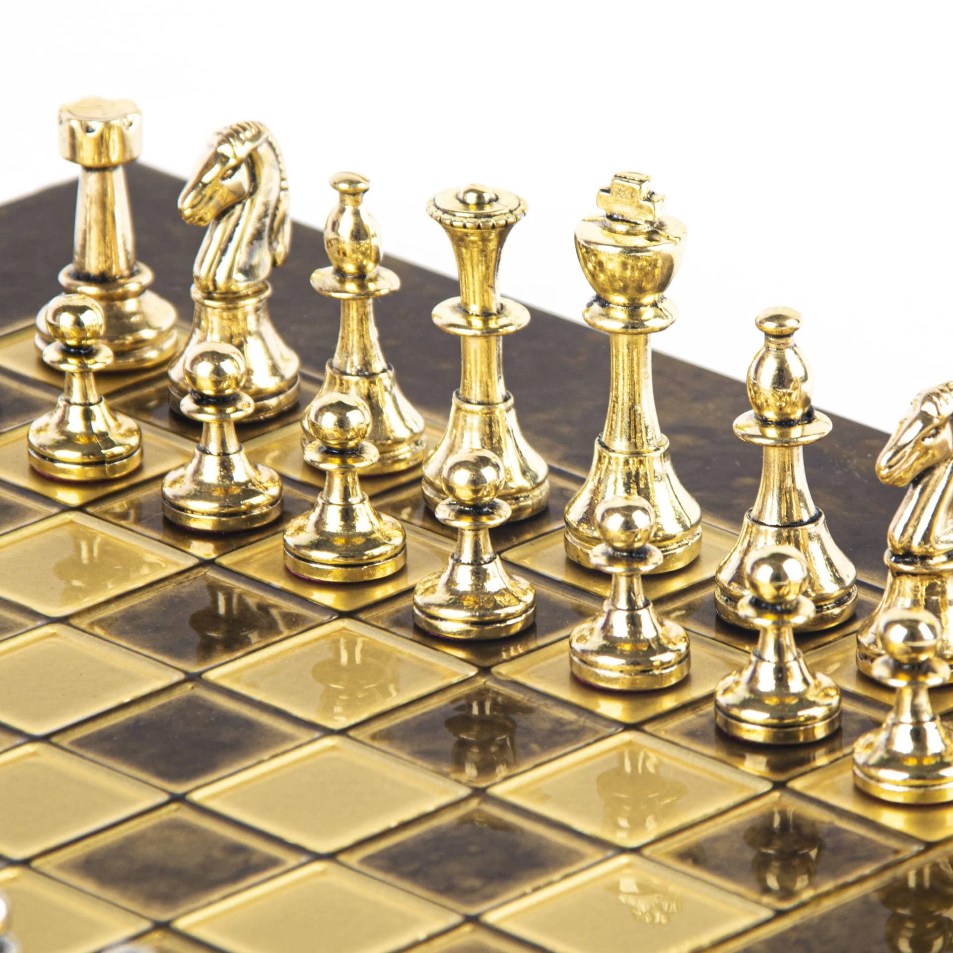 Pequeno Jogo de Xadrez Staunton em Metal Prateado e Dourado com Tabuleiro sobre Pé em Metal e Caixa de Arrumação - Image 4