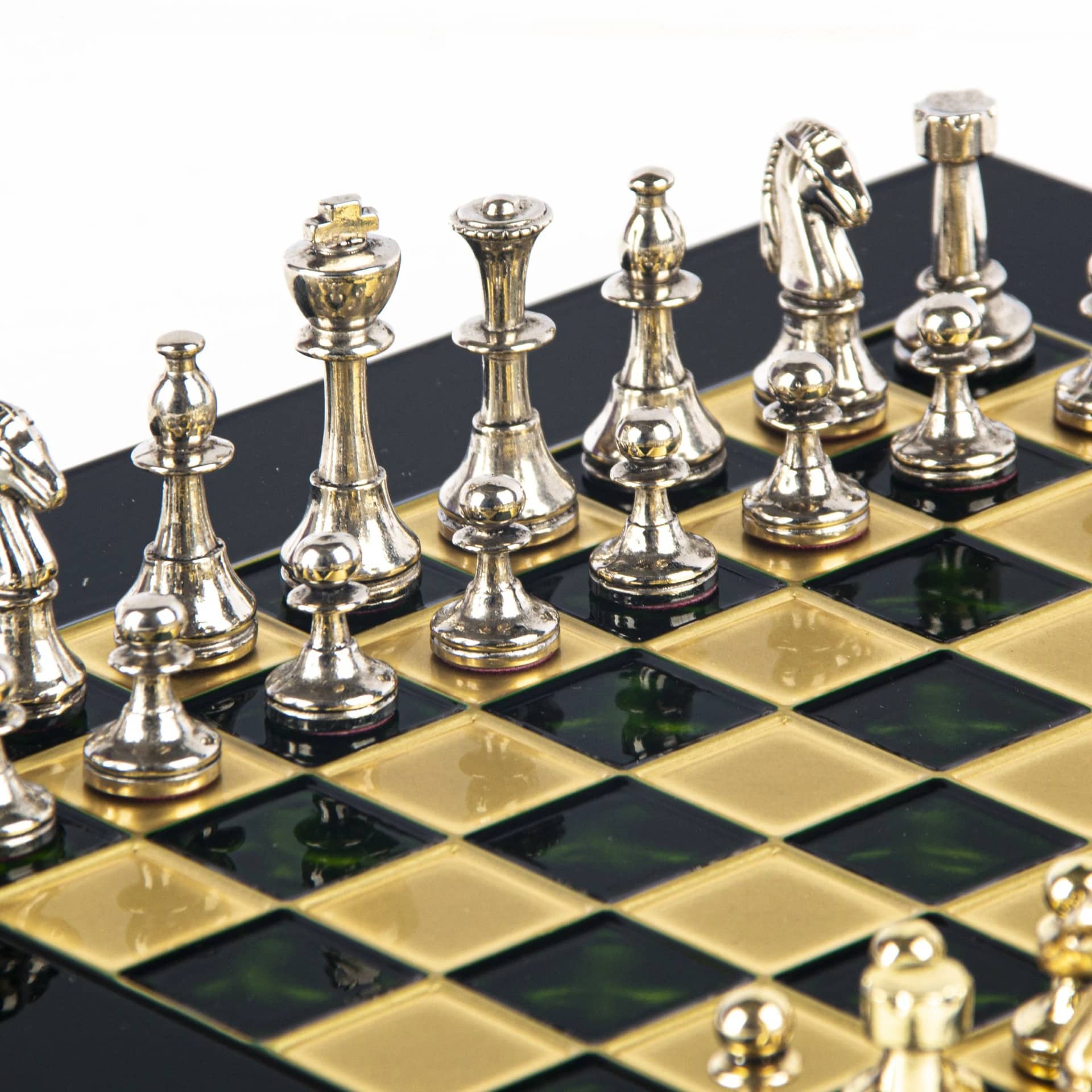 Pequeno Jogo de Xadrez Staunton em Metal Prateado e Dourado com Tabuleiro sobre Pé em Metal e Caixa de Arrumação - Image 15
