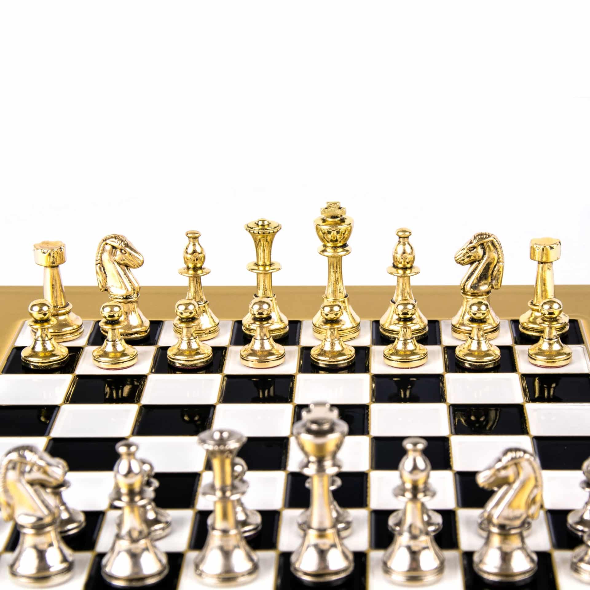 Pequeno Jogo de Xadrez Staunton em Metal Prateado e Dourado com Tabuleiro sobre Pé em Metal e Caixa de Arrumação - Image 8