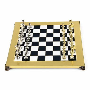 Tabuleiro dourado com peças Staunton prateadas e douradas em metal