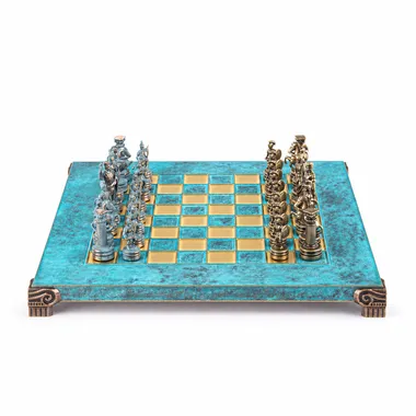 Tabuleiro de xadrez turquesa com peças greco-romanas em metal dourado e prateado