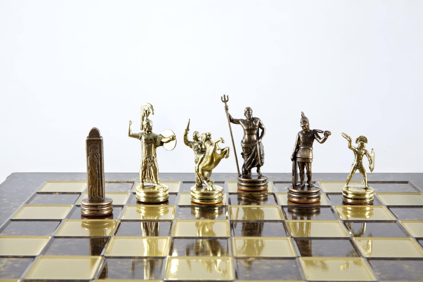 Jogo de Xadrez Mitologia Grega com Peças Douradas e Castanhas - Tabuleiro de Metal 36 x 36 cm - Image 10