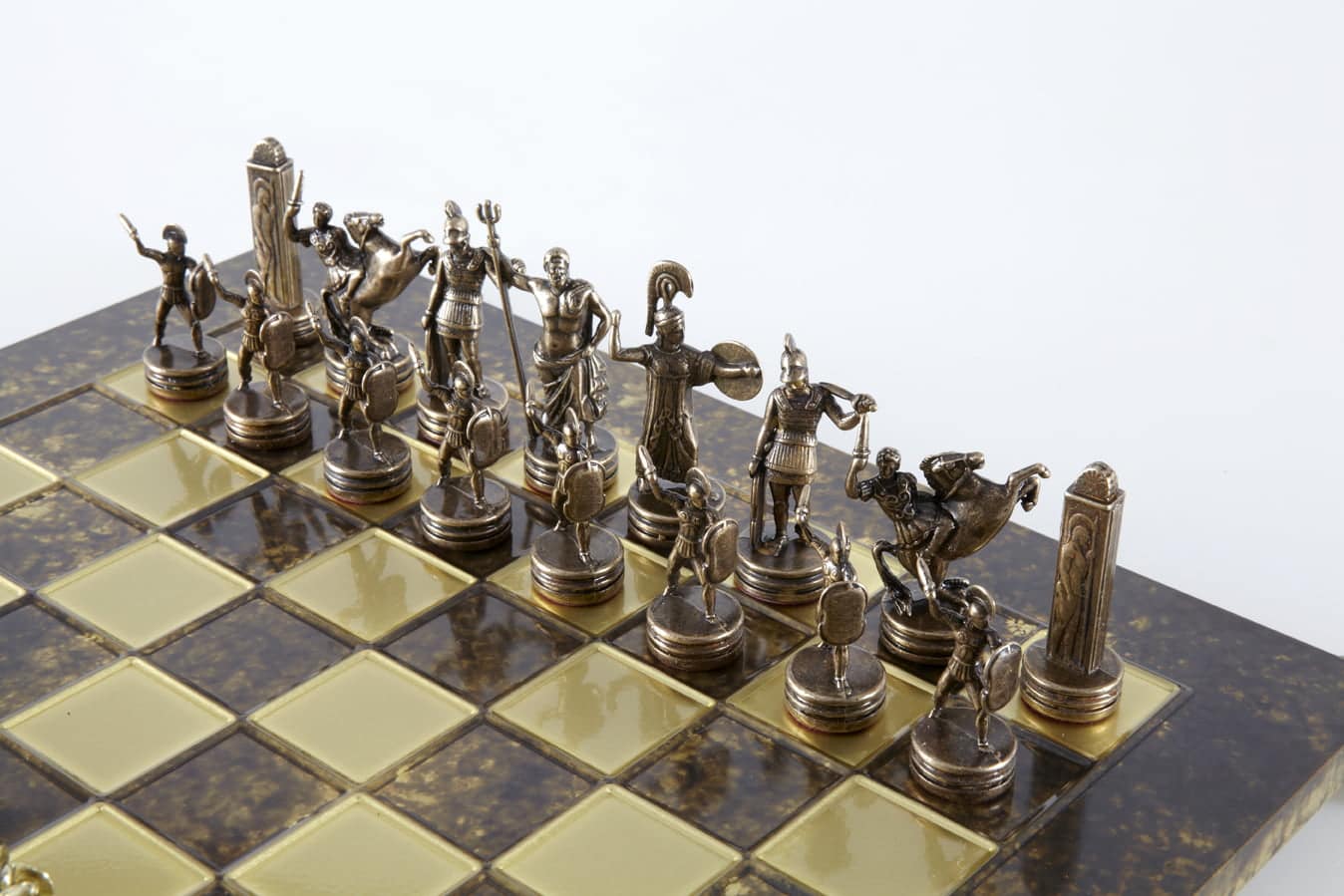 Jogo de Xadrez Mitologia Grega com Peças Douradas e Castanhas - Tabuleiro de Metal 36 x 36 cm - Image 3
