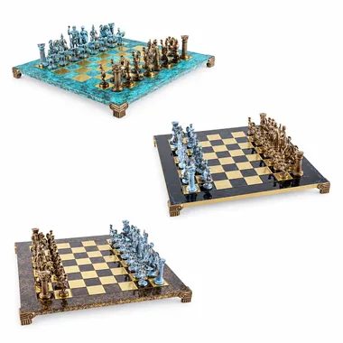 Jogo de xadrez greco-romano, três vistas do tabuleiro metálico com peças bronze e azuis